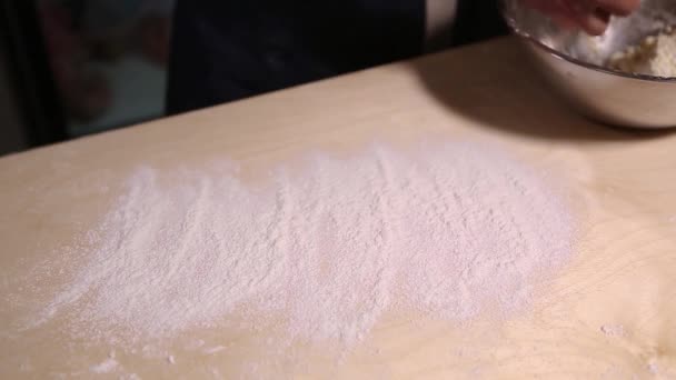 近くにビデオクリップで小麦粉で新鮮な白いカッテージチーズを圧延料理 ロシアのシェフは レストランキッチンでクローズアップ映像で伝統的なSyrniki料理を調理します — ストック動画