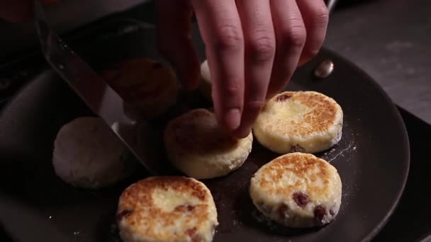 在热锅里烤奶酪和葡萄干 在餐馆厨房里做俄罗斯传统的糖浆菜 关闭甜点食品烹调过程的视频剪辑 — 图库视频影像