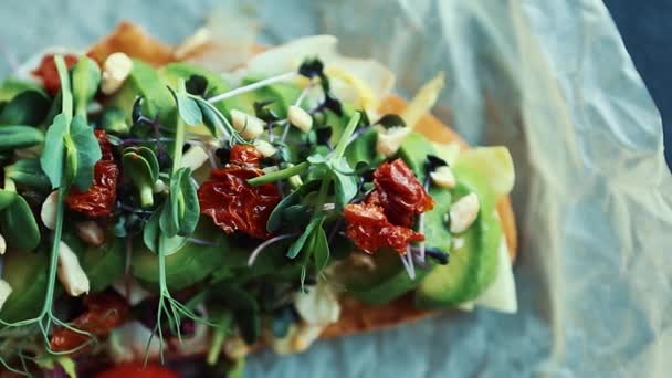 Vejetaryen Restoranında Öğle Yemeği Için Avokado Sandviçi Görüntüsü Kağıt Üzerinde — Stok video