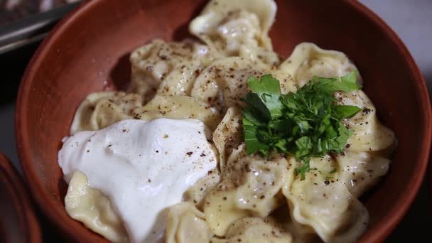 Pyszne Azjatyckie Pierogi Mięsne Serwowane Obiad Brązowej Ceramicznej Misce Smaczne — Wideo stockowe