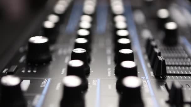 Аналоговий Синтезатор Регуляторами Гучності Вицвітання Професійне Аудіообладнання Студії Звукозапису Музичного — стокове відео