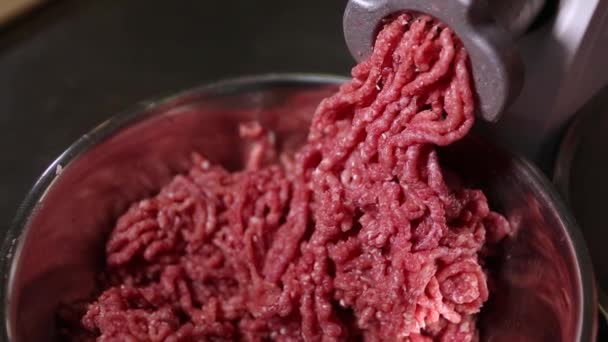 肉磨机 将生牛肉切碎成肉饼 做成汉堡包 健康的 天然的烤肉食品配料 切碎肉片 烤肉用 肉铺的磨碎机 把牛排切碎成肉饼 — 图库视频影像