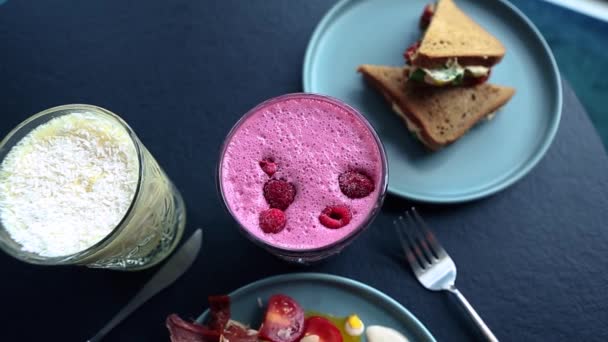 Świeży Koktajl Malinowy Posiłkiem Śniadaniowym Kawiarni Zimny Napój Malinami Detoks — Wideo stockowe