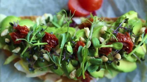 Filmaufnahmen Von Avocado Sandwich Zum Mittagessen Vegetarischen Restaurant Serviert Auf — Stockvideo