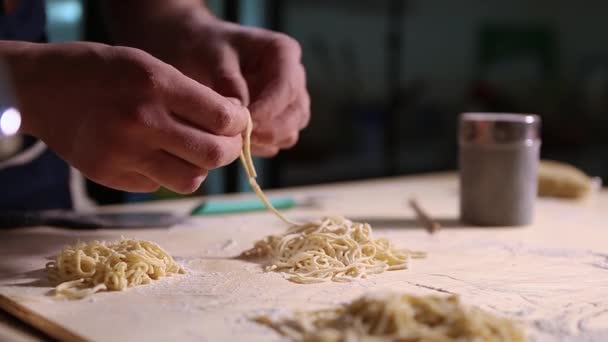 Zelfgemaakte Italiaanse Noedels Bereiding Keuken Handen Van Kok Handgemaakte Pasta — Stockvideo