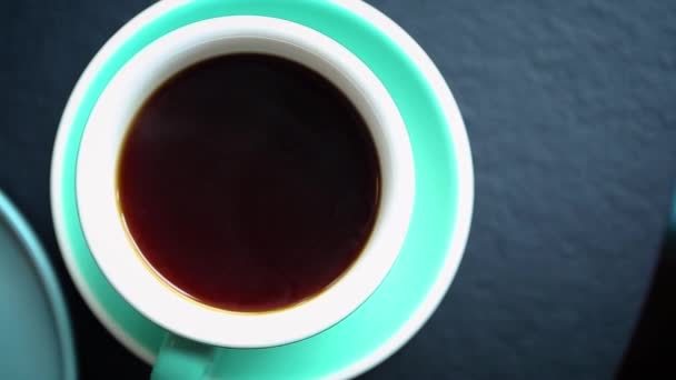 Colazione Sandwich Caffè Tazza Servita Sul Tavolo Caffè Filmato Direttamente — Video Stock