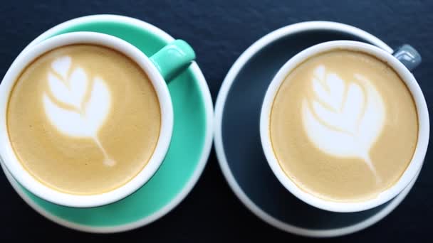 Dwie Ceramiczne Filiżanki Kawą Cappuccino Zaparzoną Śniadanie Włoskiej Kawiarni Zbliżenie — Wideo stockowe