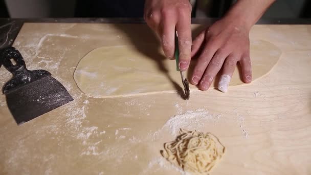 レストランのキッチンでイタリアのパスタ麺を調理します 近くのビデオクリップで夕食のためにイタリアからのレシピで白い小麦から伝統的な麺を準備します — ストック動画