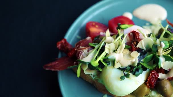 Szendvics Pasztell Tojással Szárított Paradicsom Jamon Hús Szelet Bruschetta Kenyéren — Stock videók