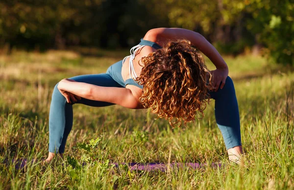 Sportieve Jonge Vrouw Doet Yoga Routing Mat Outdoor Groen Park — Stockfoto