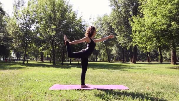 Yoga Kıyafetli Kıvırcık Kadın Minder Üzerinde Egzersiz Yapıyor — Stok video