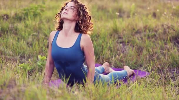 Jeune Femme Sportive Faisant Exercice Yoga Sur Tapis Extérieur Belle — Video