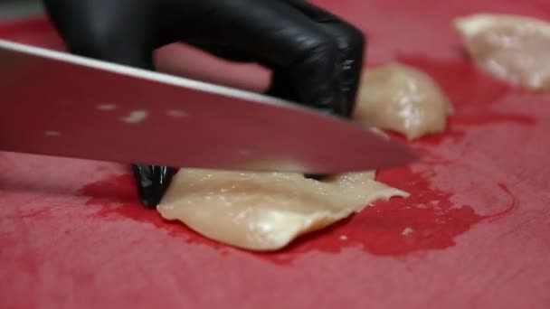 Küchenarbeiter Schneidet Weißes Hühnerbrustfleisch Für Das Abendessen Geflügelfilet Wird Der — Stockvideo