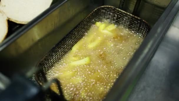 Sıcak Yağda Kızartma Pişiren Patates Kızartması Video Klipte Amerikan Fast — Stok video