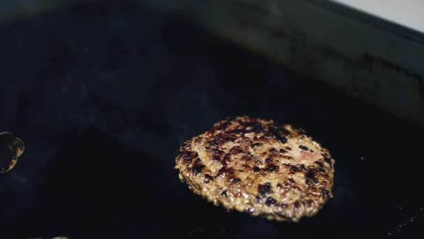 Fast Food Restoranında Kızartılıyor Hamburger Yemeği Için Hazırlanmış Domuz Pirzolasının — Stok video