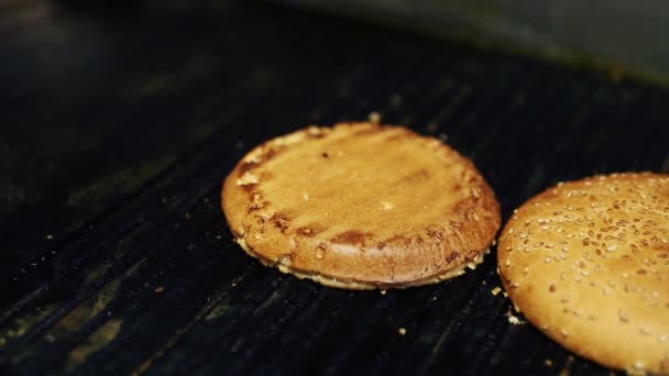 Amerikanische Hamburgerbrötchen Werden Auf Heißer Scheibe Gegrillt Kochen Von Burgern — Stockvideo