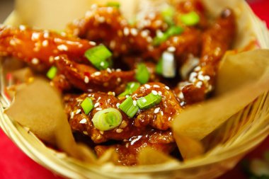 Asya fast food restoranında akşam yemeği için soya sosunda kızartılmış leziz tavuk şeritleri. Kızartma fırınında pişirilmiş, susam tohumlarıyla servis edilen lezzetli doğal tavuk eti.