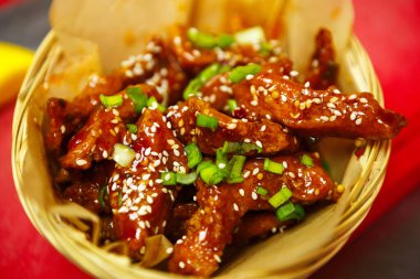 Sıcak yağda pişirilmiş lezzetli doğal kümes hayvanları. Asya fast food restoranında akşam yemeği için soya sosunda kızartılmış lezzetli tavuk şeritleri.