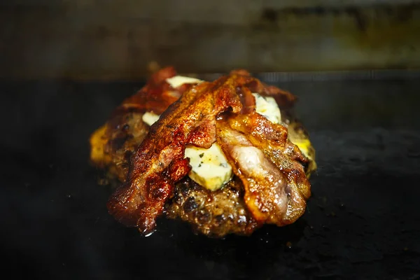 Patty Carne Picada Com Queijo Gorgonzola Azul Tiras Bacon Fritando — Fotografia de Stock