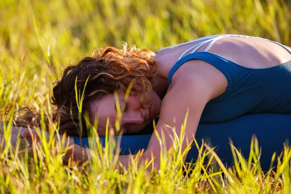 Yoga Asana Pose Yogi Woman Stretching Alone Sunset Beautiful Curly — Stock Photo, Image