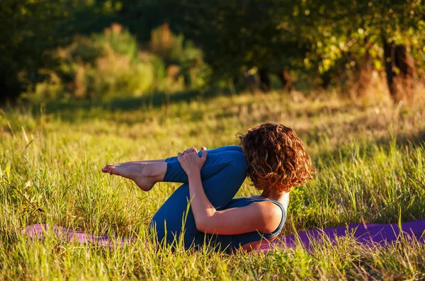 Mooie Jonge Vrouw Doen Yoga Uit Werken Mat Buiten Sportief — Stockfoto