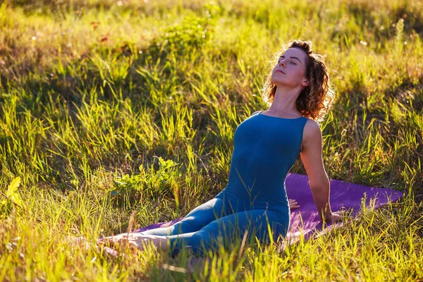 Kilit Altında Tek Başına Mindere Uzanan Güzel Yoga Kadını Kıvırcık — Stok fotoğraf