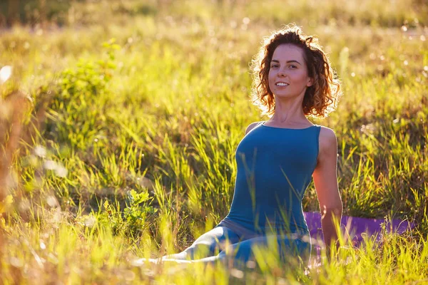 Hermosa Mujer Yoga Joven Que Estira Aire Libre Atardecer Con —  Fotos de Stock