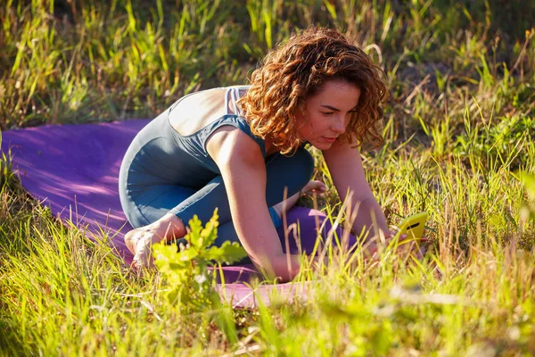 Hermosa Atleta Yoga Comprobando Aplicación Del Teléfono Móvil Para Ejercicios Imagen de archivo