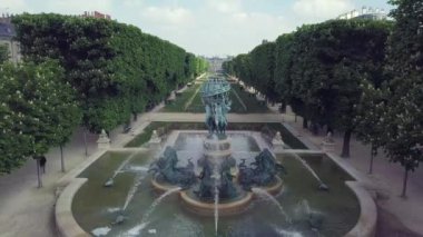 PARIS, FRANCE - 30 Nisan 2019: Jean-Baptiste Carpeaux 'nun 1874' te yaptığı güzel antik çeşme, Marco Polo Garden 'daki Fontaine Des Quatre Parties Du Monde.