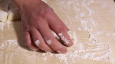 Şef, geleneksel Rus yemek şurubunu taze beyaz süzme peynirle restoranın mutfağında video klipte pişiriyor.