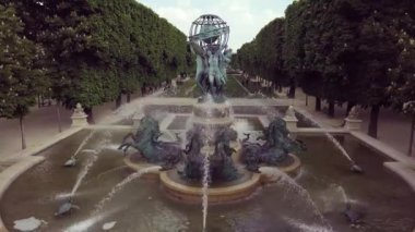 PARIS, FRANCE - 30 Nisan 2019: Jean-Baptiste Carpeaux 'nun 1874' te yaptığı güzel antik çeşme, Marco Polo Garden 'daki Fontaine Des Quatre Parties Du Monde.