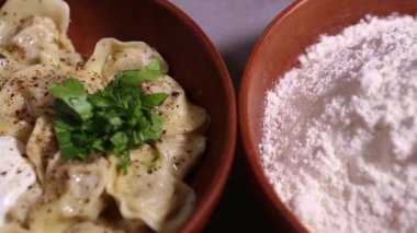 Beyaz ekşi kremayla servis edilen Asya etli hamur tatlısı. Restoranda akşam yemeği için geleneksel İtalyan mantısı. Öğle yemeği için doğal malzemelerle hazırlanmış Rus pelmeni.
