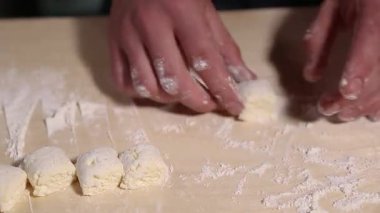 Şef, geleneksel Rus yemek şurubunu taze beyaz süzme peynirle restoranın mutfağında video klipte pişiriyor.