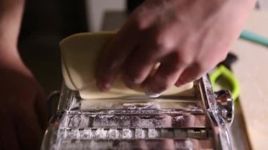 Aşçı restoran mutfağında makarna yapıyor. Geleneksel İtalyan mutfağı pişirme süreci yakın çekim videosunda. Profesyonel işçiler yakın çekim çekimlerde akşam yemeği için pasteria 'da buğday hamuru hazırlıyor.