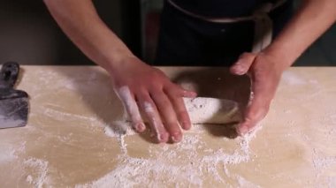 Şef, geleneksel Rus yemek şurubunu taze beyaz süzme peynirle restoranın mutfağında video klipte pişiriyor. 