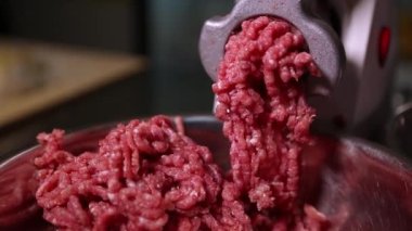 Hamburger için köfteye çiğ et doğrayan kıyma makinesi. Hamburgerler için sağlıklı, doğal gıda malzemeleri. Izgara için kıyma doğrayan biftek. Kasapta biftek doğrayan öğütücü. 
