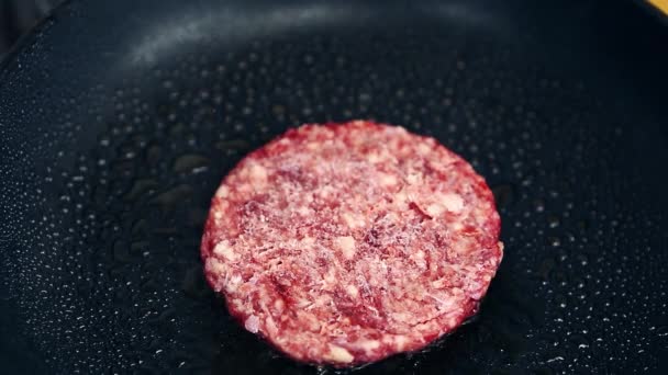 Friss Vörös Marhahús Húspogácsa Sült Forró Serpenyőben Gyorsétterem Konyha Vacsorára — Stock videók