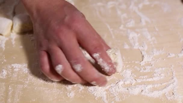 厨师们在餐厅厨房里用新鲜的白奶酪制作传统的俄罗斯菜糖浆 — 图库视频影像