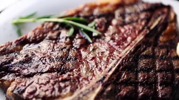 Grilled Bone Steak Geserveerd Witte Plaat Vlees Restaurant Gefilmd Van — Stockvideo