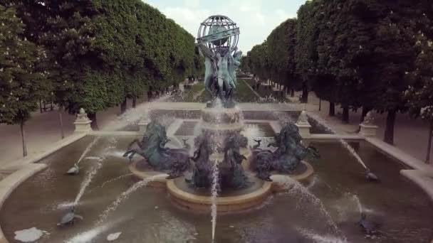 フランス April 2019年 マルコポーロ庭園のフォンテーヌ クアトレ パーティー モンドの空中ドローン映像 1874年にジャン バティスト カルポーによって美しい古代の噴水 — ストック動画