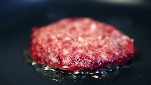 Φρέσκο Κόκκινο Κρέας Μπιφτέκι Patty Τηγάνισμα Ζεστό Τηγάνι Στην Κουζίνα — Αρχείο Βίντεο