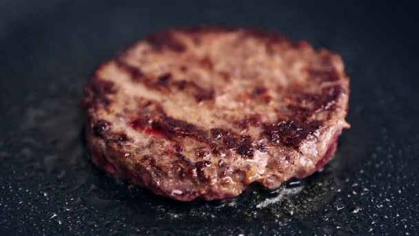 ビーフバーガーカツは 夕食のためのレストランのキッチンで油で揚げ ビデオクリップの近くで伝統的なアメリカのファーストフード料理 ハンバーガーのために揚げ自然ミンチ肉 ポークパティグリル — ストック動画