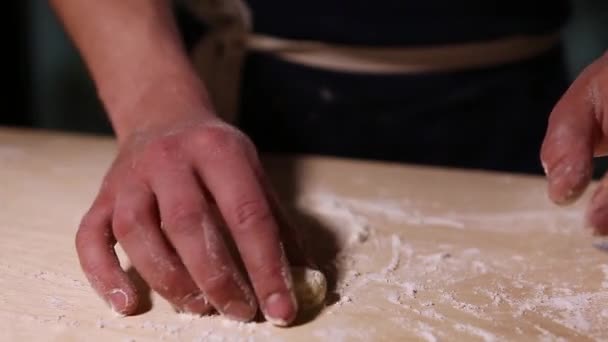 Chef Cocina Tradicional Plato Ruso Syrniki Con Queso Cottage Blanco — Vídeo de stock