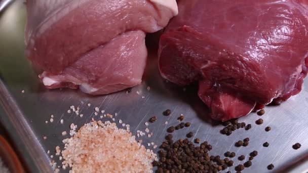 食肆厨房烹制的未煮熟的牛肉及猪肉 由上图拍摄放大效果 — 图库视频影像