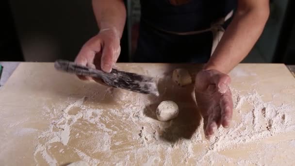 Cozinhe Cozinheiros Cheesecakes Com Queijo Cottage Macio Farinha Trigo Filmado — Vídeo de Stock