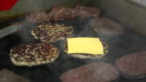 Cuisiner Prépare Des Cheeseburgers Dans Cuisine Filmés Près — Video