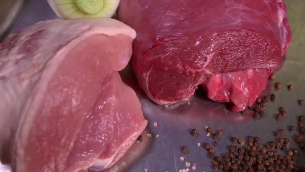 供餐馆厨房烹调用的红牛肉及粉红猪肉牛排视频剪辑 天然食品配料 蛋白质包裹在特写中 — 图库视频影像