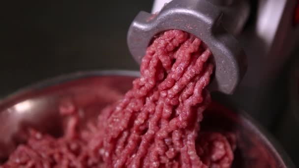 Μηχανή Άλεσης Κρέατος Που Κόβει Ωμό Κρέας Βοδινού Κρέατος Μπιφτέκι — Αρχείο Βίντεο