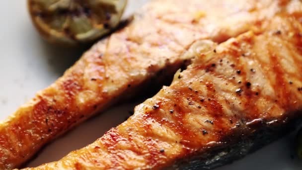 Deliziosa Bistecca Pesce Salmone Cotta Alla Griglia Cena Nel Ristorante — Video Stock