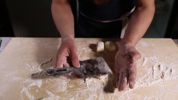 在厨房餐厅用特写视频剪辑拍摄的小麦粉软绵绵的芝士蛋糕 美味的食物配料在特写镜头下烹调 — 图库视频影像